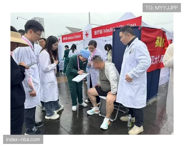 英锦赛医疗队三分钟处置观众不适 场馆急救设备完备