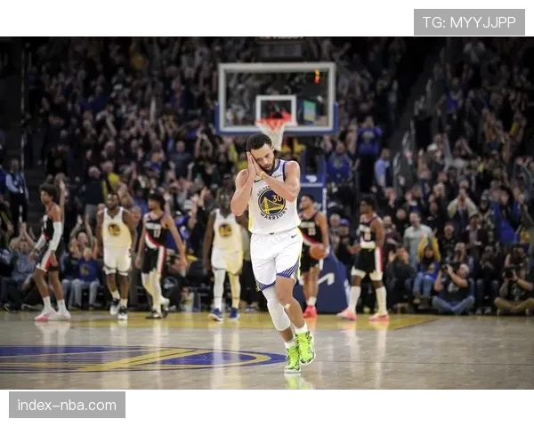 特写镜头：库里命中压哨超远三分后，对着客场观众做出“晚安”庆祝手势